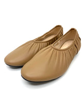 Load image into Gallery viewer, Drape Round Toe leather shoes　-Camel-
