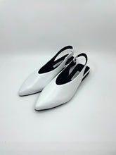 Load image into Gallery viewer, Back Strap Leather Pumps　-White-
