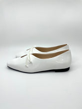 Load image into Gallery viewer, Square Toe Leather Enamel Pumps　-White-
